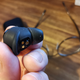 El auricular, con la funda ya puesta.